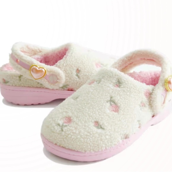 Crocs x Hollister Collab, Unfurgettable Clog with embroidered flower details - Picture 1 of 9